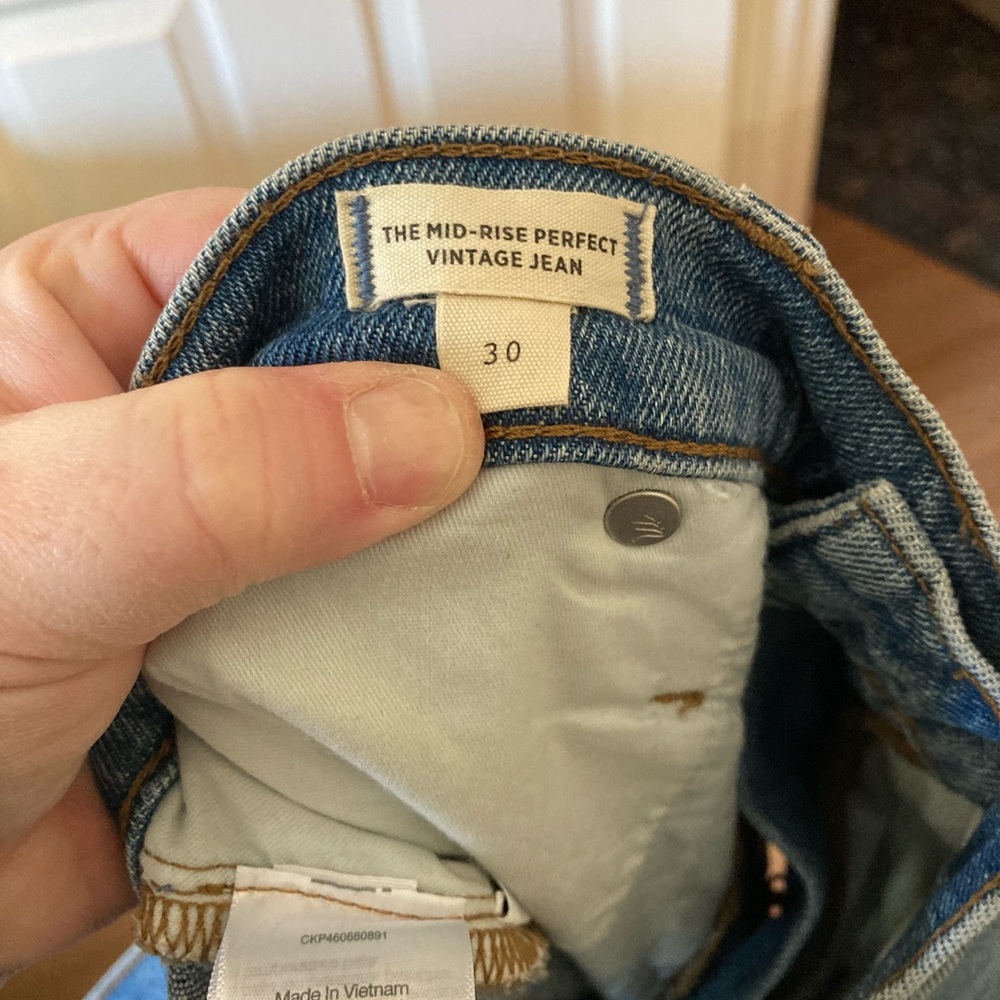 Madewell Mid-Rise Perfect Vintage Jean in Ainsdale Wash: Knee-Rip Edition - Picture 10 of 13